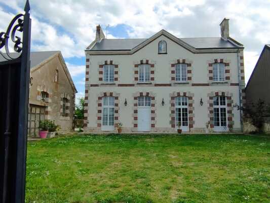 MAISON DE MAITRE AVEC PISCINE gîte à louer Séris