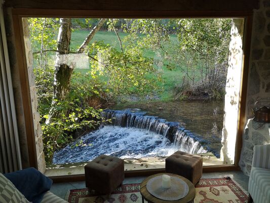 La chapelle moulin dans la rivière 5 étoiles spa et piscine gîte à louer France
